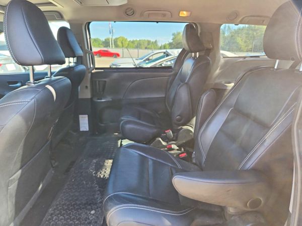 2017 TOYOTA SIENNA SE/SE Premium