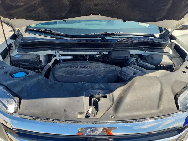2016 HONDA PILOT TOURING — Engine bay