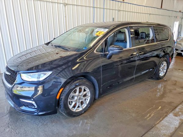2023 CHRYSLER PACIFICA Touring L — Front 3/4