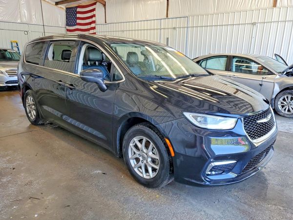 2023 CHRYSLER PACIFICA Touring L — Passenger 3/4