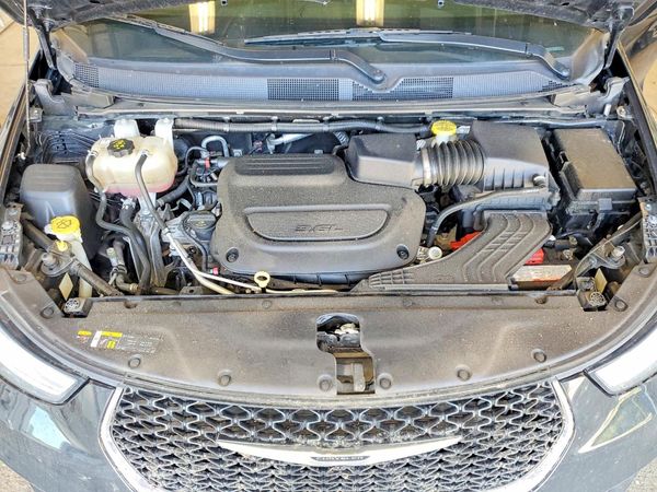2023 CHRYSLER PACIFICA Touring L — Engine bay
