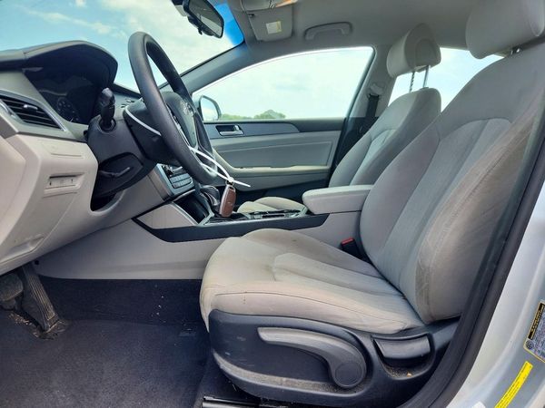 2017 HYUNDAI SONATA SE — DENT