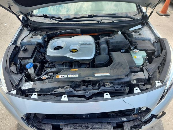 2017 HYUNDAI SONATA SE — Engine bay