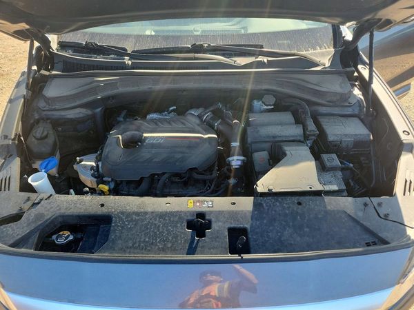 2019 HYUNDAI SANTA FE Limited, Ultimate — Engine bay