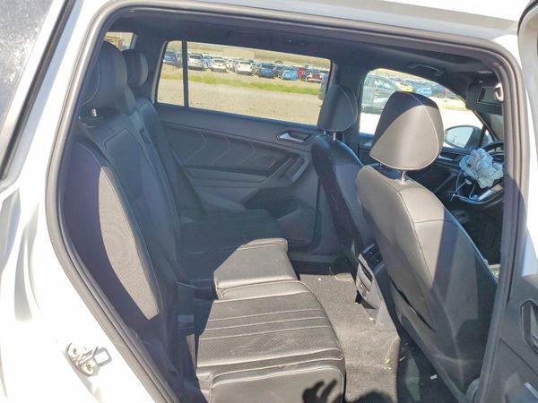 2022 VOLKSWAGEN TIGUAN 4Motion SE R-Line Black