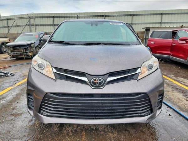 2018 TOYOTA SIENNA LE