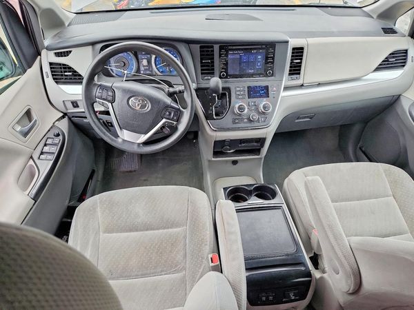 2018 TOYOTA SIENNA LE