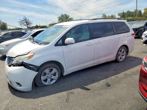 2013 TOYOTA SIENNA