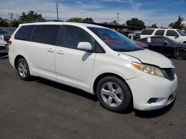 2013 TOYOTA SIENNA