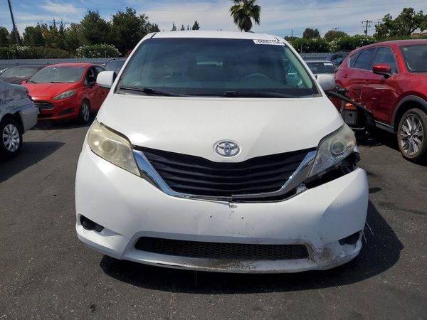 2013 TOYOTA SIENNA