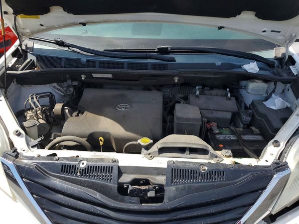 2013 TOYOTA SIENNA
