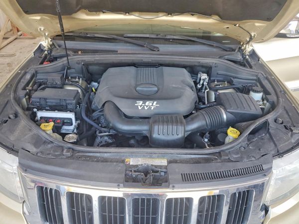 2012 JEEP CHEROKEE Limited — Engine bay