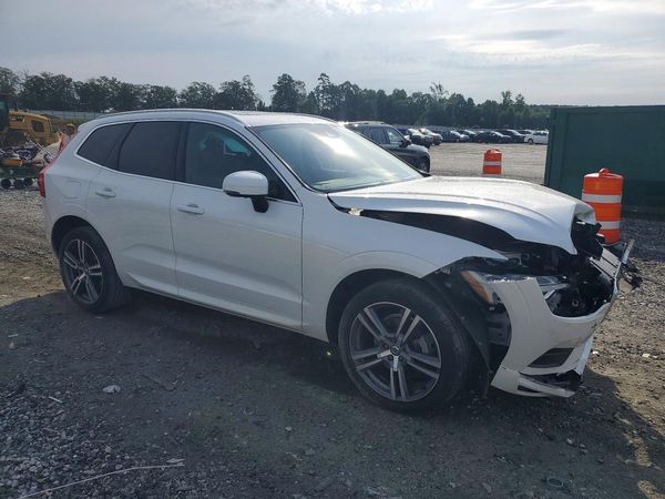 2021 VOLVO XC60 Momentum