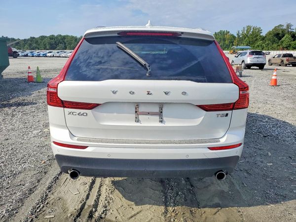 2021 VOLVO XC60 Momentum