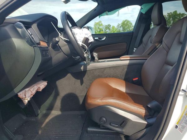2021 VOLVO XC60 Momentum