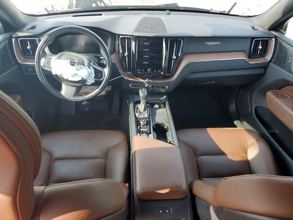2021 VOLVO XC60 Momentum