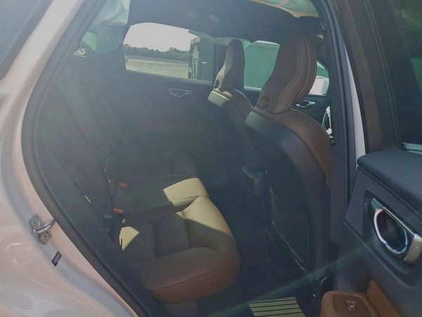 2021 VOLVO XC60 Momentum