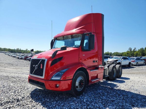 2023 VOLVO VNR