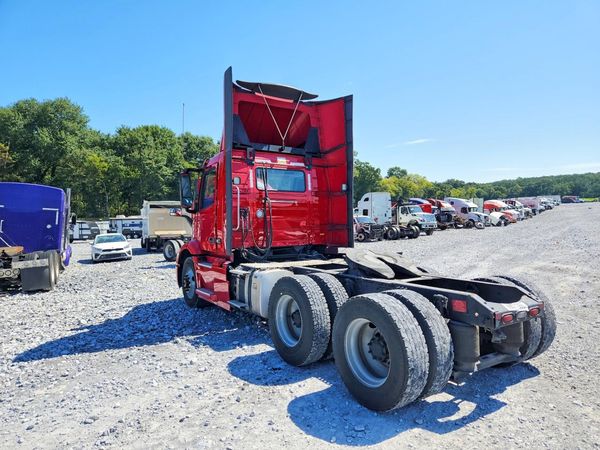 2023 VOLVO VNR