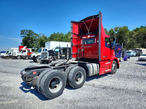 2023 VOLVO VNR