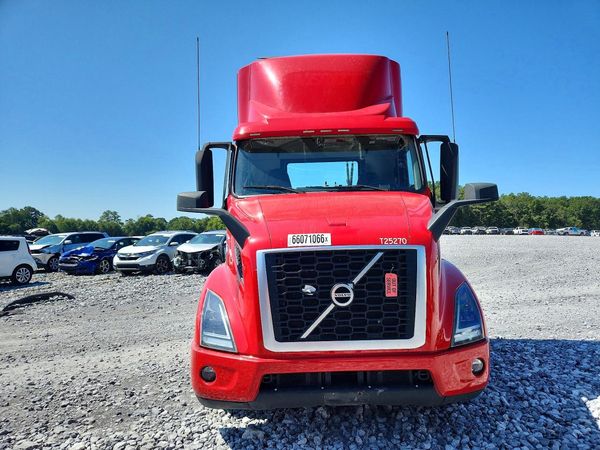 2023 VOLVO VNR