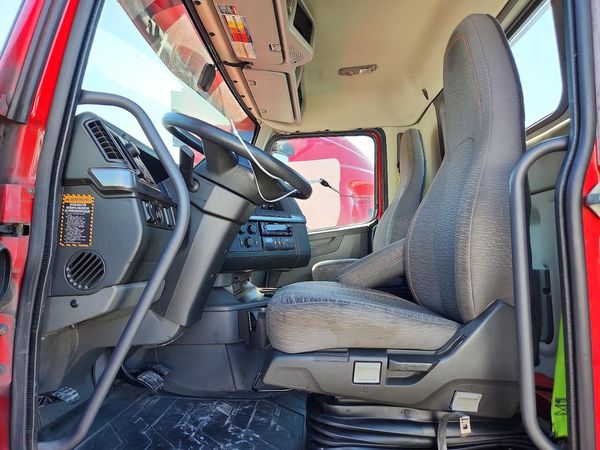 2023 VOLVO VNR