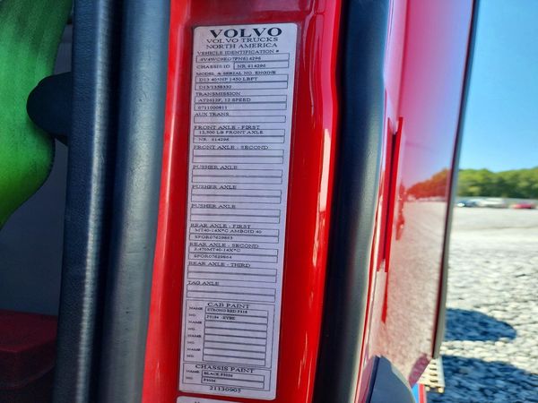 2023 VOLVO VNR