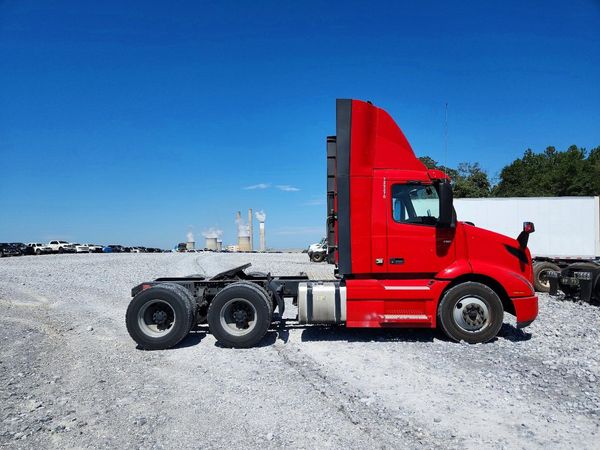 2023 VOLVO VNR