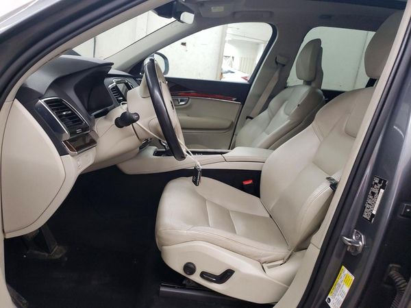 2017 VOLVO XC90 Momentum