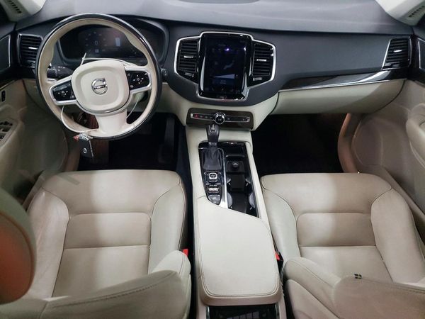 2017 VOLVO XC90 Momentum
