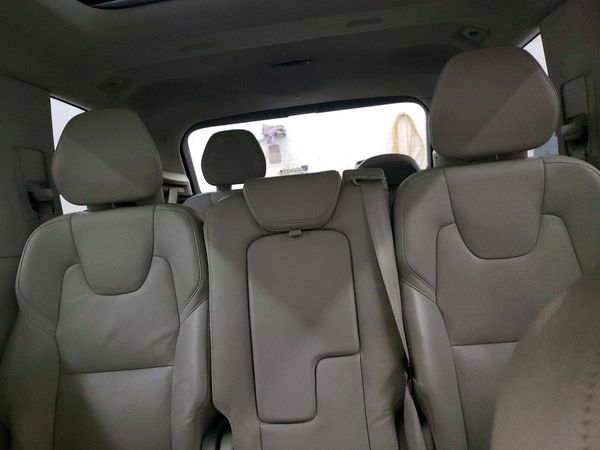 2017 VOLVO XC90 Momentum