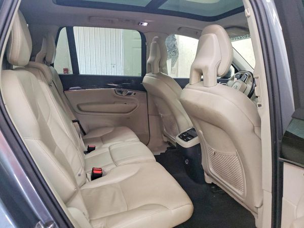 2017 VOLVO XC90 Momentum