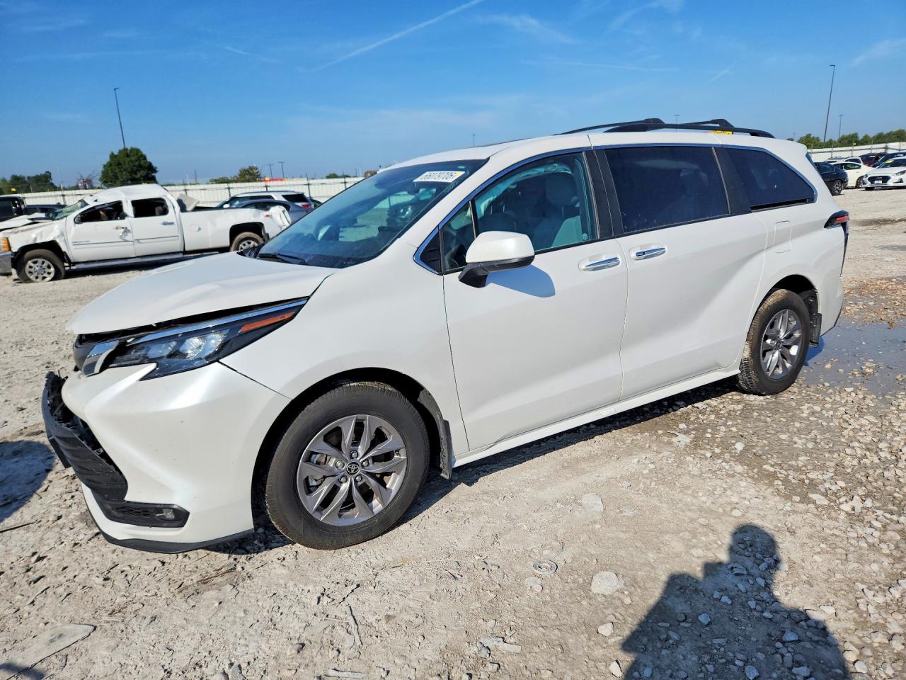 2025 TOYOTA SIENNA XLE