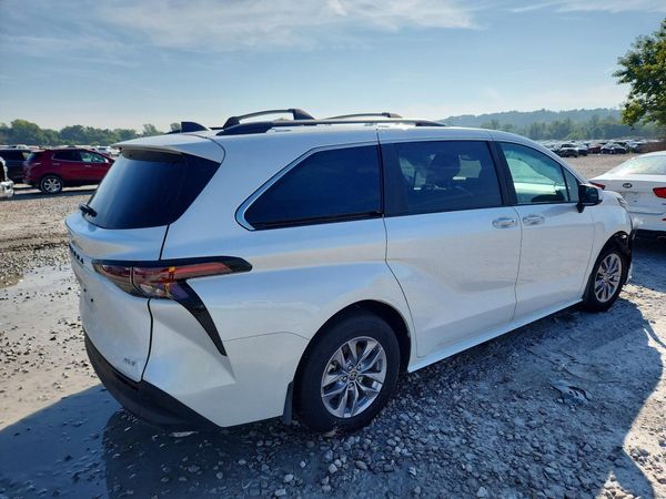2025 TOYOTA SIENNA XLE