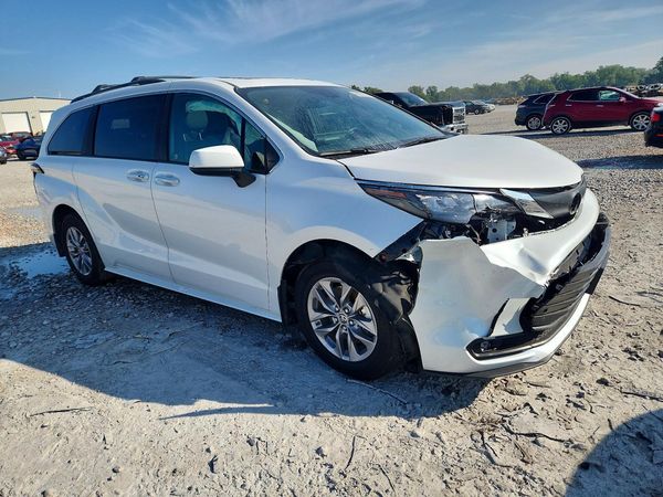 2025 TOYOTA SIENNA XLE