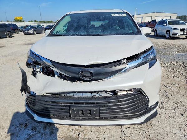 2025 TOYOTA SIENNA XLE