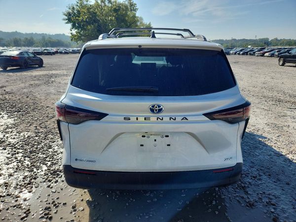 2025 TOYOTA SIENNA XLE