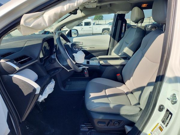 2025 TOYOTA SIENNA XLE