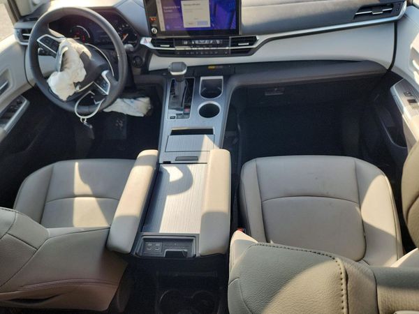 2025 TOYOTA SIENNA XLE