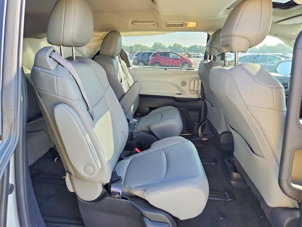 2025 TOYOTA SIENNA XLE