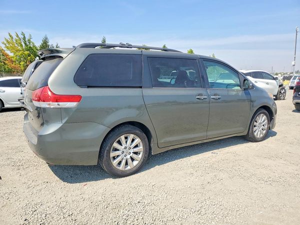 2013 TOYOTA SIENNA