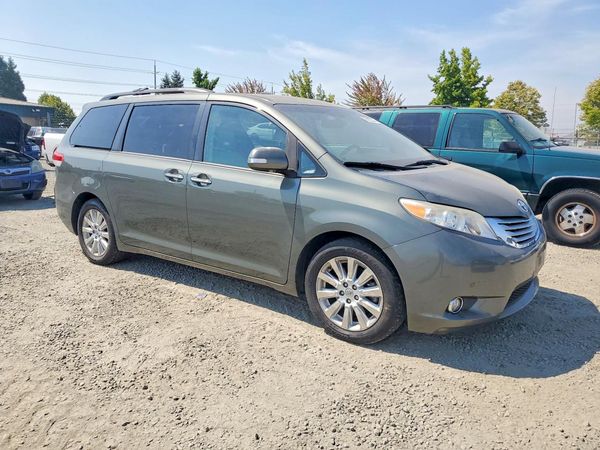 2013 TOYOTA SIENNA