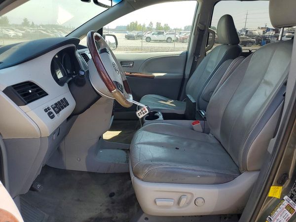 2013 TOYOTA SIENNA