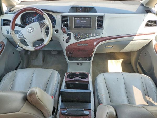 2013 TOYOTA SIENNA