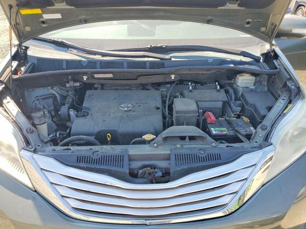 2013 TOYOTA SIENNA