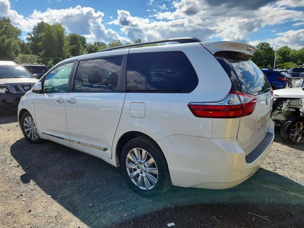 2017 TOYOTA SIENNA