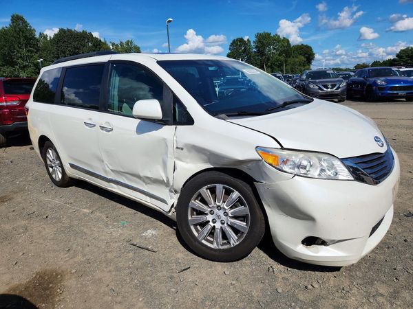 2017 TOYOTA SIENNA