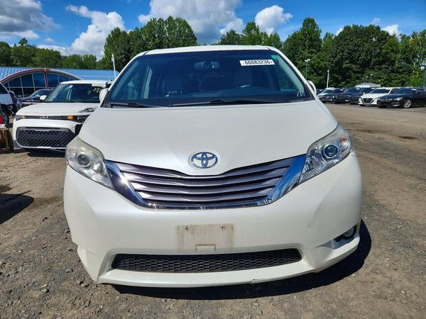 2017 TOYOTA SIENNA