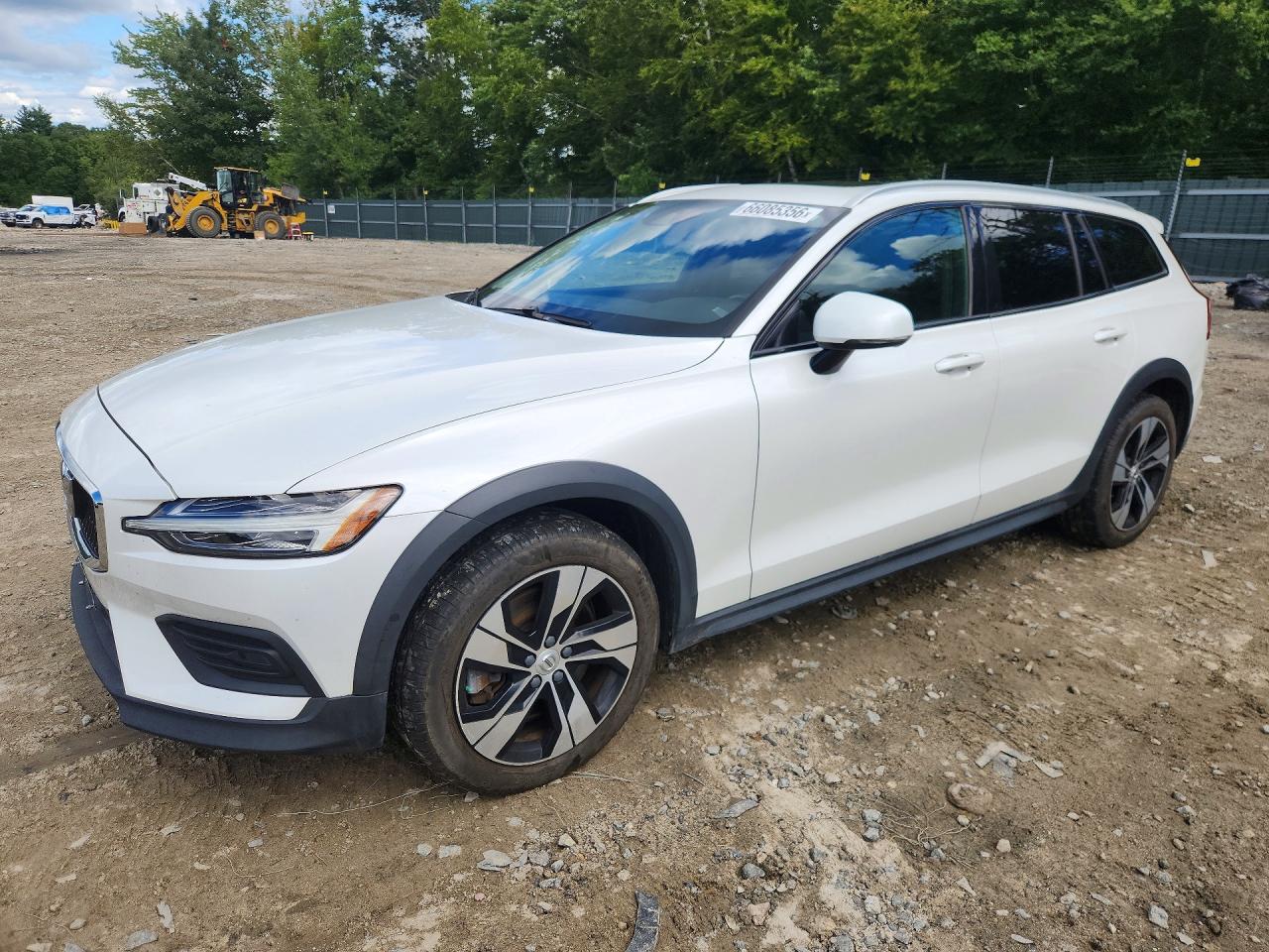 2020 VOLVO V60 CROSS COUNTRY Momentum — Front 3/4