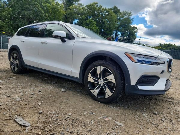 2020 VOLVO V60 CROSS COUNTRY Momentum — Passenger 3/4